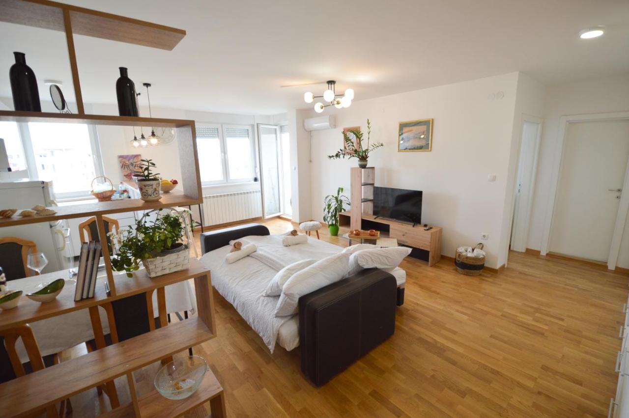 Shine24 - Spacious And Bright Apartment - New ノヴィ・サド エクステリア 写真